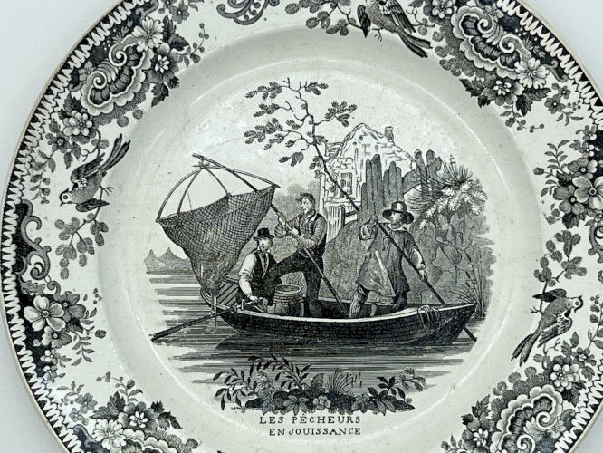Assiette Creil & Montereau – “Les pêcheurs en jouissance” – décor noir – 19e – 2