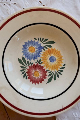 Assiette creuse ancienne en terre de fer Creil et Montereau Veritas