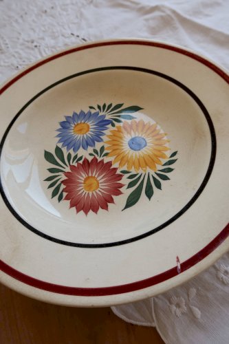 Assiette creuse ancienne en terre de fer Creil et Montereau Veritas