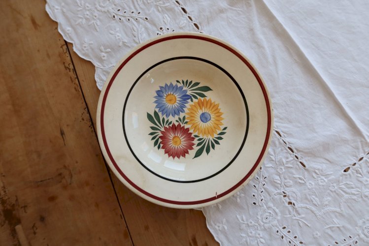 Assiette creuse ancienne en terre de fer Creil et Montereau Veritas
