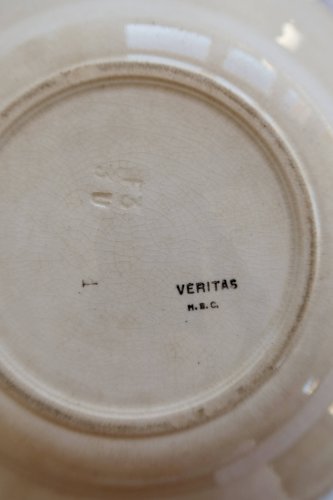 Assiette creuse ancienne en terre de fer Creil et Montereau Veritas