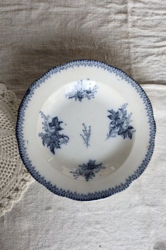 Assiette creuse ancienne en terre de fer Onnaing – Décor végétal bleu