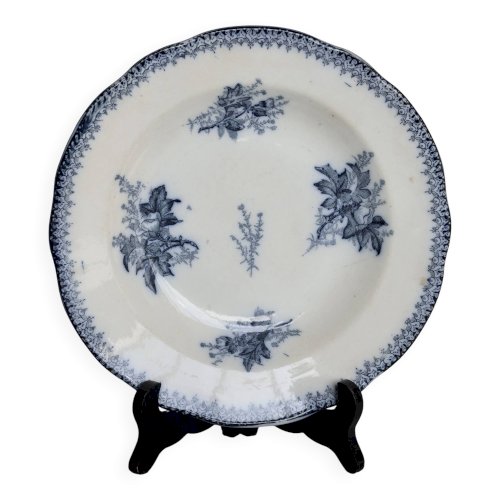 Assiette creuse ancienne en terre de fer Onnaing – Décor végétal bleu