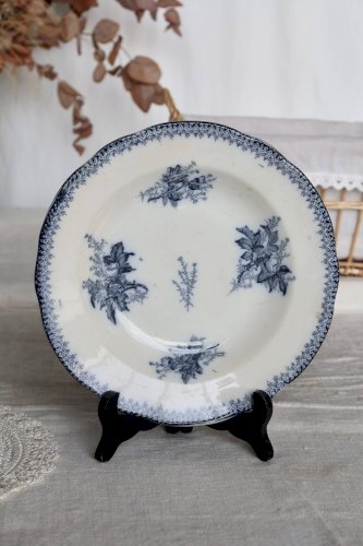 Assiette creuse ancienne en terre de fer Onnaing – Décor végétal bleu