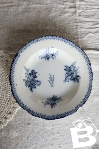 Assiette creuse ancienne en terre de fer Onnaing – Décor végétal bleu