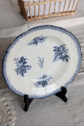 Assiette creuse ancienne en terre de fer Onnaing – Décor végétal bleu