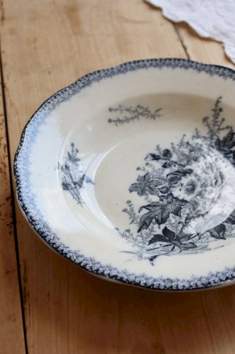 Assiette creuse terre de fer Onnaing - Décor végétal bleu