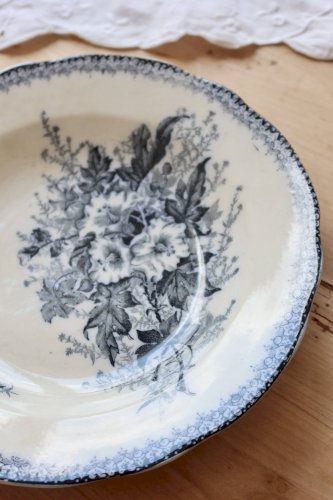 Assiette creuse terre de fer Onnaing - Décor végétal bleu