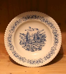 Assiette creuse vintage blanche et bleue