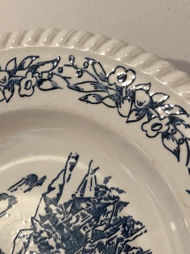 Assiette creuse vintage blanche et bleue