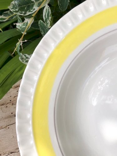 Assiette creuse vintage blanche et jaune modèle Françoise