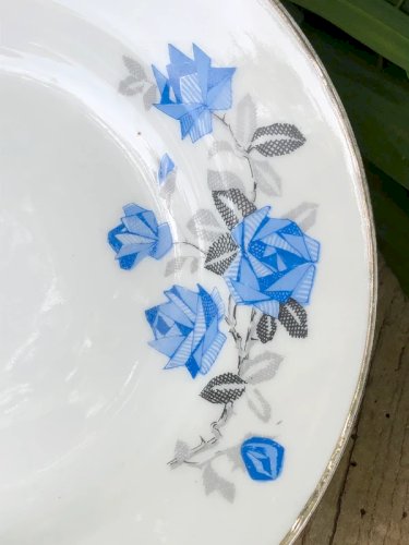 Assiette creuse vintage en porcelaine motifs fleurs bleues