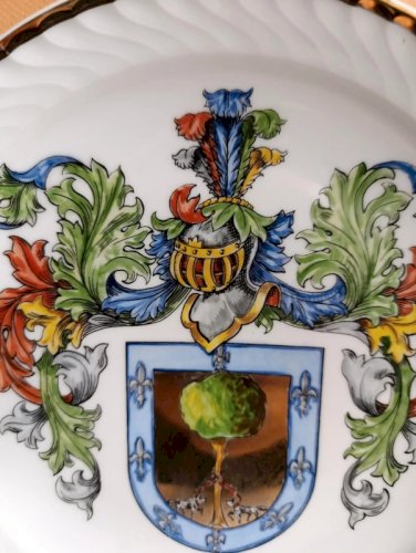assiette de collection en porcelaine dorigine espagnol à decor de blason en bon etat