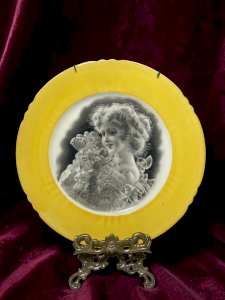 Antique decorative plate Limoges France – Portrait of a young woman Belle Époque – Yellow porcelain – Ø 25
