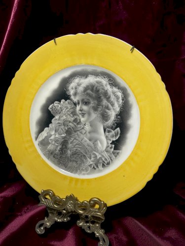 Assiette décorative ancienne Limoges France – Portrait de jeune femme Belle Époque – Porcelaine jaune – Ø 25 