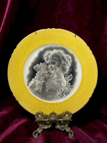 Assiette décorative ancienne Limoges France – Portrait de jeune femme Belle Époque – Porcelaine jaune – Ø 25 