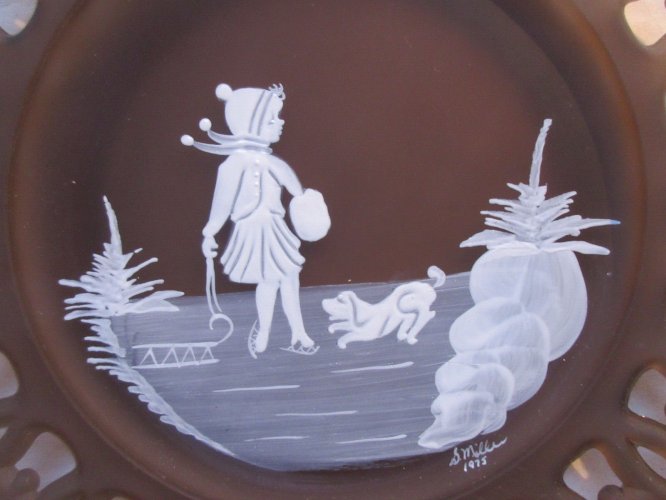 Assiette décorative Art Déco, opaline brune ajourée, Fillette sur l'étang gelé