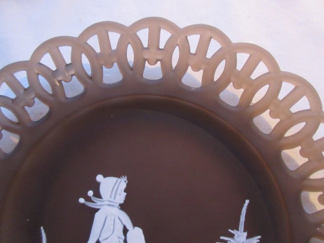 Assiette décorative Art Déco, opaline brune ajourée, Fillette sur l'étang gelé