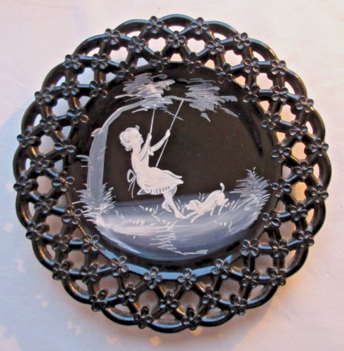 Assiette décorative Art Déco, opaline noire ajourée, Fillette sur sa balançoire