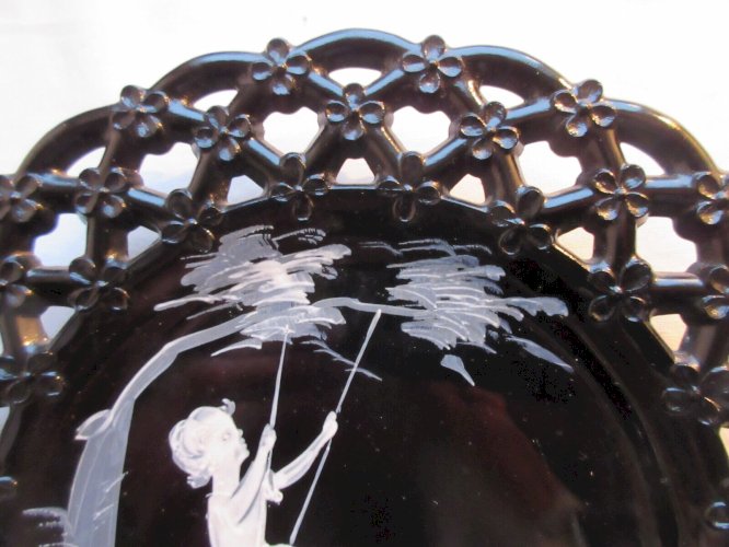 Assiette décorative Art Déco, opaline noire ajourée, Fillette sur sa balançoire