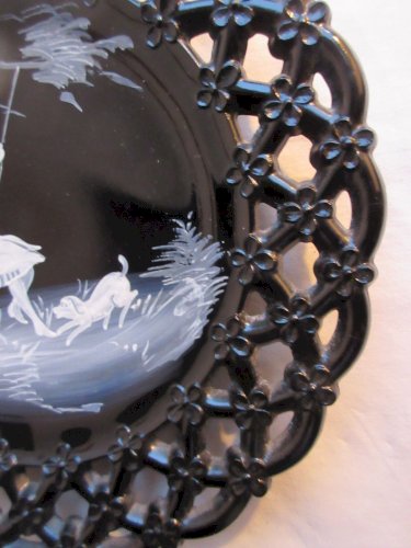 Assiette décorative Art Déco, opaline noire ajourée, Fillette sur sa balançoire