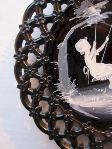 Assiette décorative Art Déco, opaline noire ajourée, Fillette sur sa balançoire