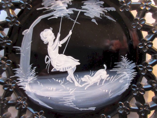 Assiette décorative Art Déco, opaline noire ajourée, Fillette sur sa balançoire
