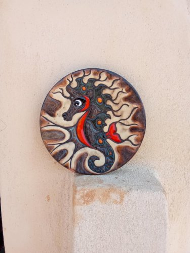 Assiette décorative de Paul Azéma représentant un hippocampe 