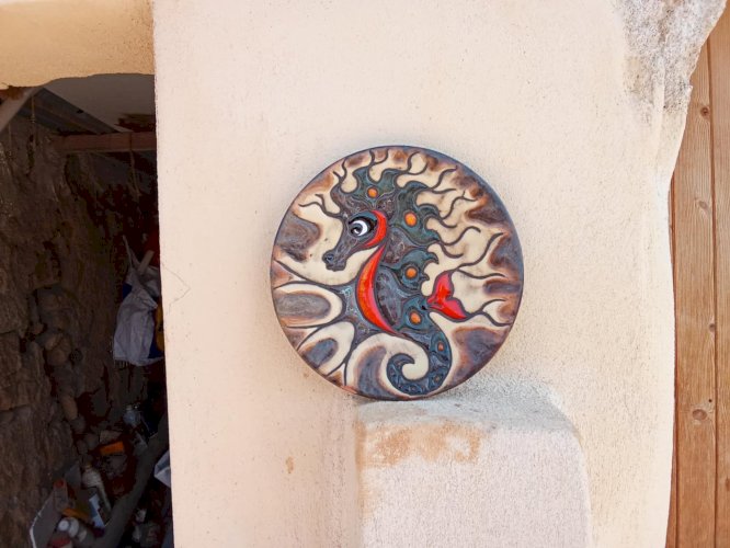 Assiette décorative de Paul Azéma représentant un hippocampe 