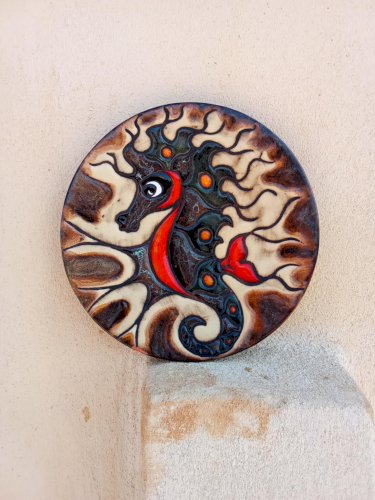 Assiette décorative de Paul Azéma représentant un hippocampe 