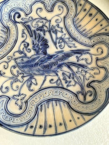 assiette décorative en céramique décor d'oiseau gris bleu signé A  à identifier