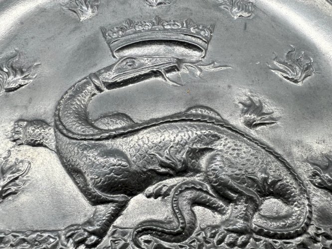 Assiette décorative en étain – Salamandre couronnée – Les Etains du Manoir