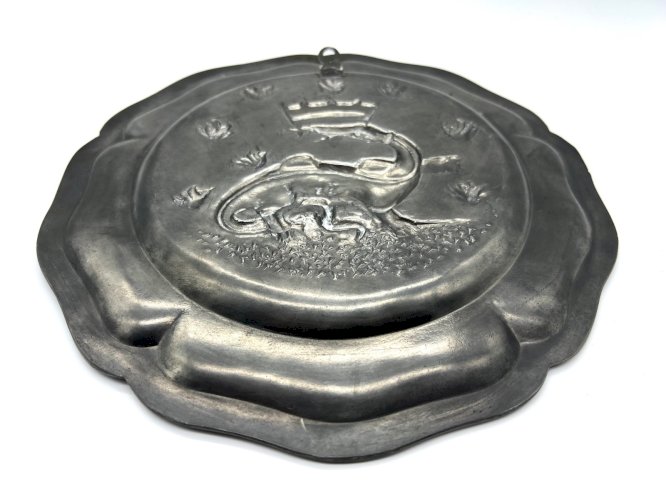 Assiette décorative en étain – Salamandre couronnée – Les Etains du Manoir