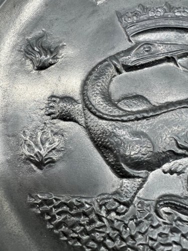 Assiette décorative en étain – Salamandre couronnée – Les Etains du Manoir