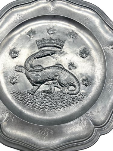 Assiette décorative en étain – Salamandre couronnée – Les Etains du Manoir