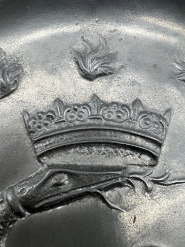 Assiette décorative en étain – Salamandre couronnée – Les Etains du Manoir