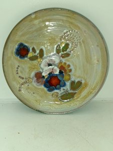 Assiette décorative en faïence peinte et émaillée de fleurs fait main signé  Francis à Vallauris