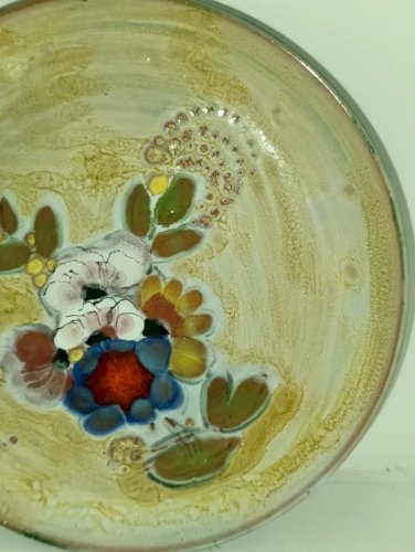 Assiette décorative en faïence peinte et émaillée de fleurs fait main signé  Francis à Vallauris