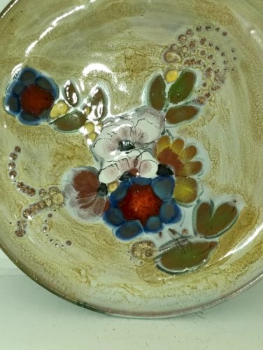 Assiette décorative en faïence peinte et émaillée de fleurs fait main signé  Francis à Vallauris