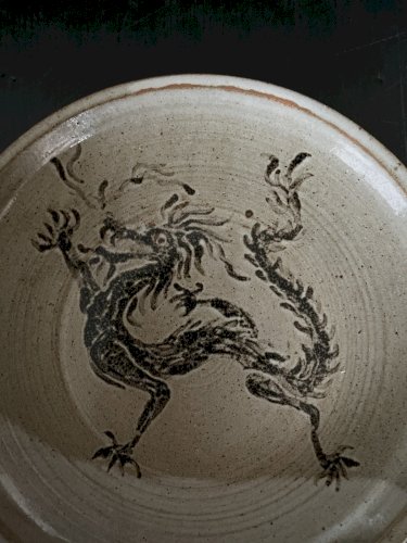 assiette décorative en Grès émaillé Dragon signature à identifier