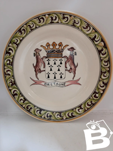 Assiette décorative murale à decor de blason breton en bon etat