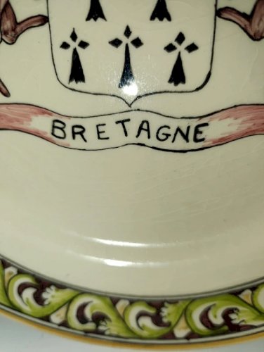 Assiette décorative murale à decor de blason breton en bon etat