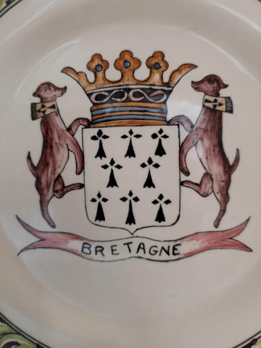 Assiette décorative murale à decor de blason breton en bon etat