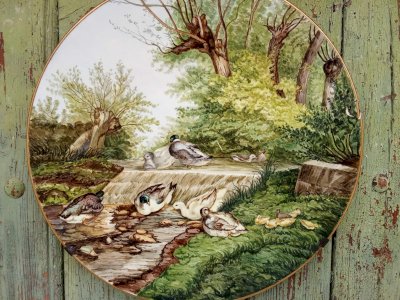 Assiette décorative peinte a la main.