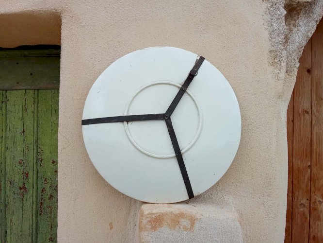 Assiette décorative peinte a la main.