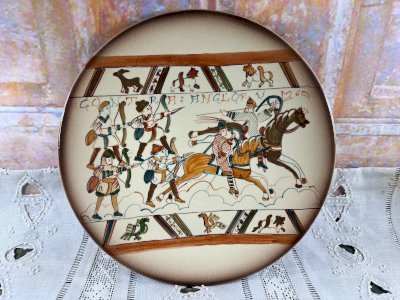 Saint PIM decorative plate – Decor inspired by the medieval Bayeux Tapestry