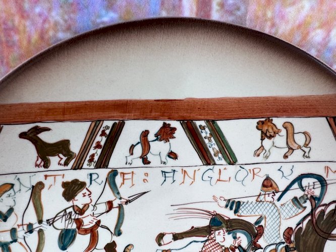 Assiette décorative Saint PIM – Décor inspiré Tapisserie de Bayeux médiéval