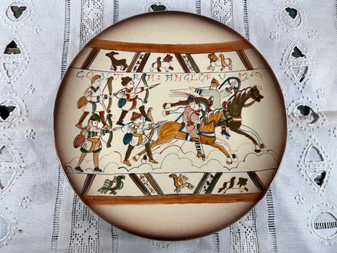 Assiette décorative Saint PIM – Décor inspiré Tapisserie de Bayeux médiéval