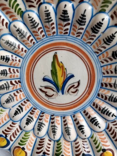 Assiette decorative sans doute dorigine portugaise ou espagnol signée en bon etat