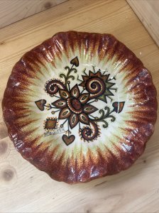 Assiette décorative signée Fouillen Quimper – faïence bretonne – 24 cm